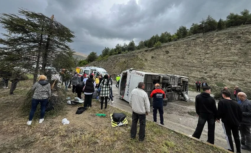 Isparta – Afyonkarahisar Yolunda Zincirleme Trafik Kazası: 15 Yaralı