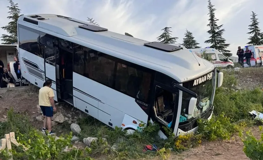 Yolcu Otobüsü ile Minibüs Çarpıştı: 28 Yaralı