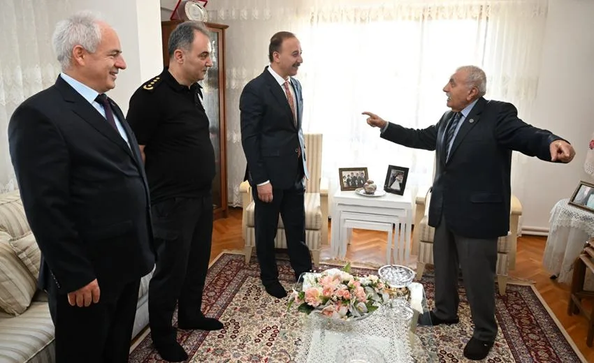 Vali Erin, Duayen Gazeteci Özbek’i Evinde Ziyaret Etti