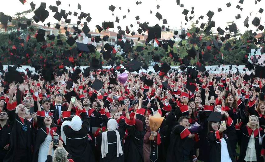 SDÜ Binlerce Öğrencisi İle Mezuniyet Törenini Gerçekleştirdi