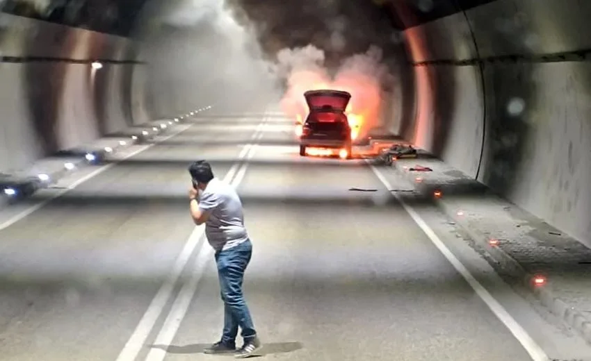 Seyir Halindeki Otomobil Tünelde Alev Aldı