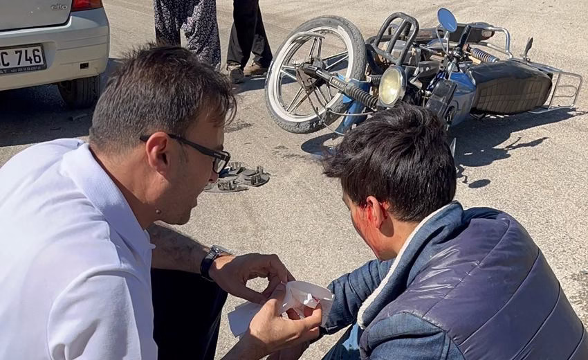 Kazada Yaralanan Sürücünün Yardımına Belediye Başkanı Koştu