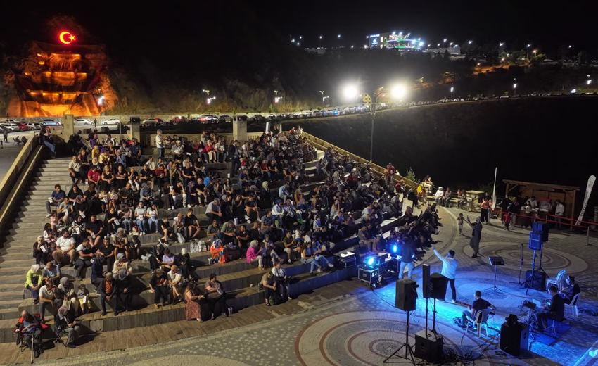 Kirazlıdere’de Cuma Akşamları Müzik Ziyafeti Yaşanıyor