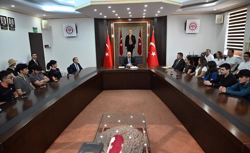 Isparta’nın Gururu LGS ve YKS Şampiyonları Vali Erin’i Ziyaret Etti