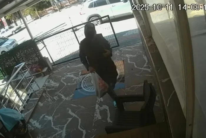 Yüzü Maskeli Kadın Kameralara Takıldı: Mahalle Halkı Tedirgin!