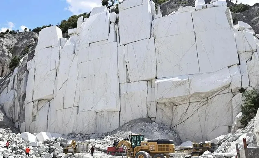 Mermer Ocağında Feci Kaza: İş Makinesinin Altında Kalan İşçi Hayatını Kaybetti