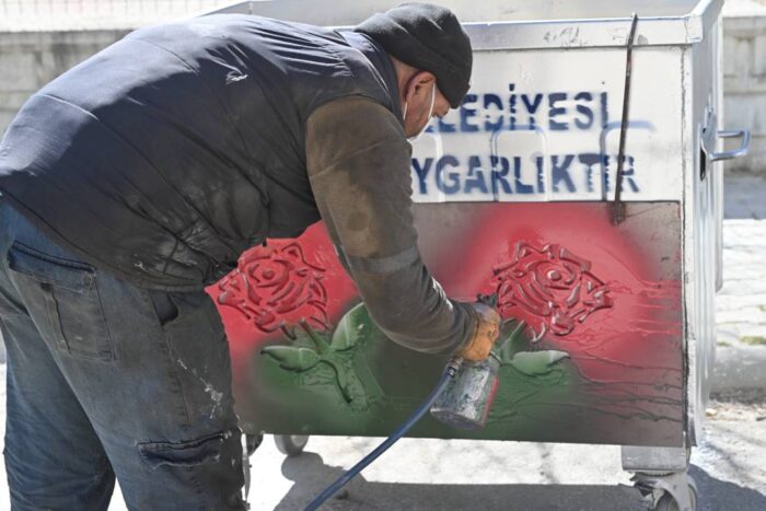 ‘Temizlik Uygarlıktır’ Yazılarıyla Çöp Konteynerleri Yeniden Boyanıyor