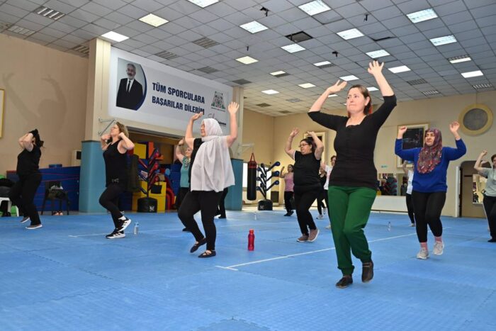 Kadınlar Zumba İle Hem Spor Yapıyor Hem Sosyalleşiyor
