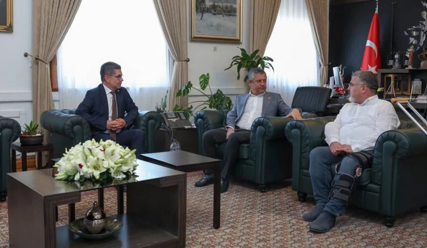 CHP Isparta’da Kurultay İmzaları Teslim Edildi: Halıcı’dan Özgür Özel’e Net Destek!