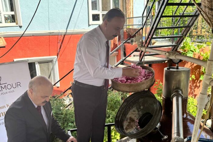 Vali Abdullah Erin, Gül Hasadında İmbiklere Gül Döktü: “Gülamor” Firmasını Ziyaret Etti