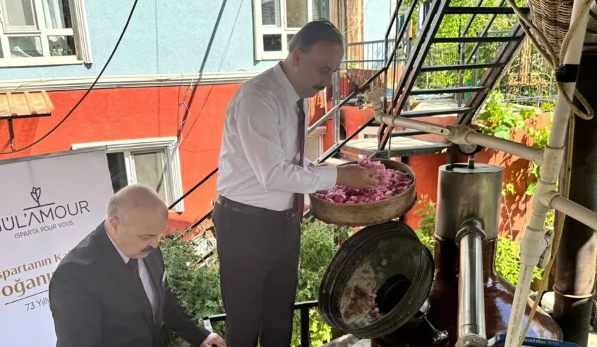 Vali Abdullah Erin, Gül Hasadında İmbiklere Gül Döktü: “Gülamor” Firmasını Ziyaret Etti